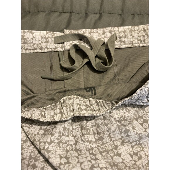 VRST Men's 5” Resort Short Print White/Silver Stamped Geo Size M NWT - Picture 13 of 14